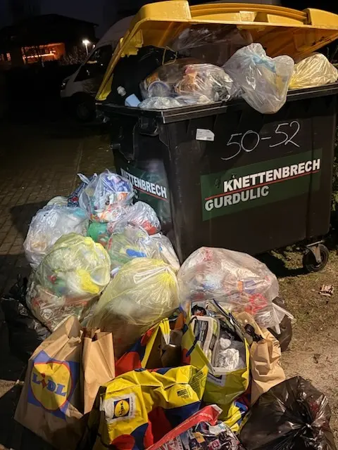 Müllecken in Winsen: Vieles ist aber auch nicht richtig in durchsichtige Säcke verpackt | Foto: Marco Ewald