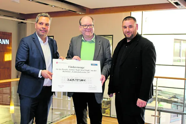 Minister Christian Meyer (Mitte) übergibt den symbolischen Scheck an Friedrich Witt (li.) und Michael Basci    | Foto: sb