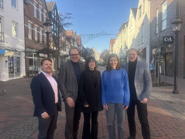 Matty Neumann von der Sparkasse Harburg-Buxtehude (v.l.) Kulturförderer Christian Bruns, die Künstlerinnen Sarah Drath und  Anja Dietmann, Torsten Lange 