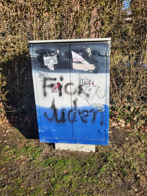 Als "unerträglich" bezeichnet eine Leserin diese Schmierereien in der Tostedter Poststraße nahe der Straße Helferichheim | Foto: sh