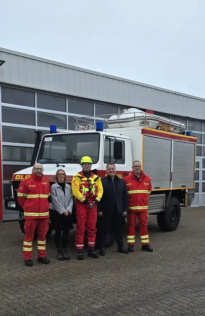 Spendenübergabe mit (v. li.): Lars Müller (DLRG), Astrid Schomacker, Tobias Breuer (DLRG), Marco Albers und Christian Schaarschmidt | Foto: DLRG