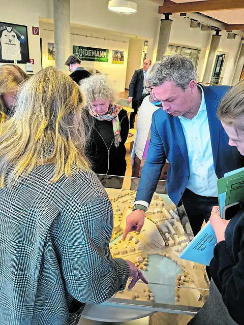 Friedrich Witt zeigt seinen Gästen das neue Quartier im 3D-Modell | Foto: sb