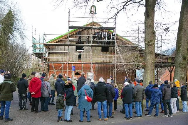 Zahlreiche interessierte Bürger aus Garstedt und Umgebung kamen zum Richtfest auf dem Sassenhof | Foto: Andrea Kumm