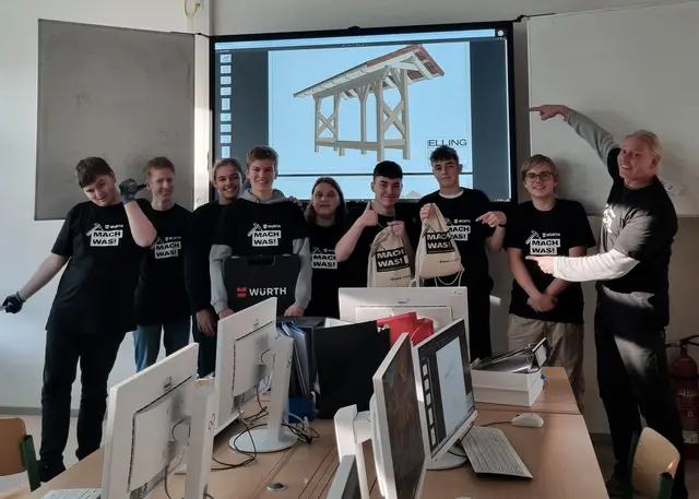 Die Oberschüler aus Stelle bauen gemeinsam mit Profis an einem Bienenstand | Foto: Ole Behrens