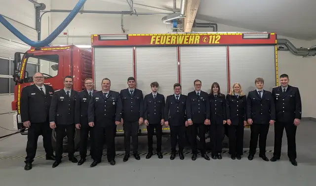 Sven Wolkau (v. li.), Tobias Wiegel, Michael Gabers, Torben Fey, Emmanuel Paul Johanns, Mats Bennet Wagner, Gianluca Johanns, Henning Rogge, Jule-Sophie Hauptmeier, Lilli-Sophie Pilath , Liam Longhurst, Sebastian Seier | Foto: Feuerwehr SG Hanstedt   