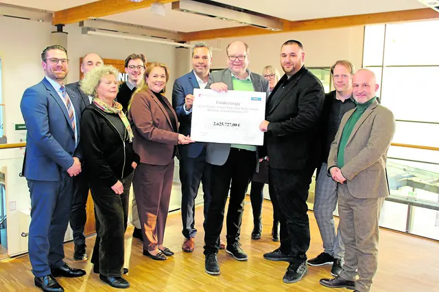 Scheckübergabe mit allen Beteiligten | Foto: sb