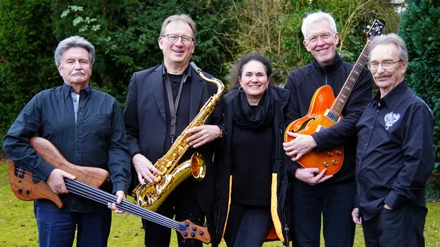 Zum Quintett gehören Claudia Hanssen (Gesang), Matthias Wiarda (Piano, Saxofon), Hartmut Diekmann (Gitarre), Peter Busch (Bass) und Helge Halvé (Schlagzeug) | Foto: tcad