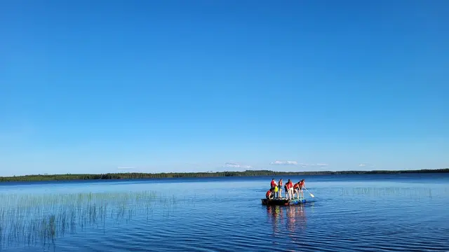 Jugendlicher auf einem selbstgebauten Floß auf dem Änättijärvi-See im Nordosten Finnlands | Foto: Domino