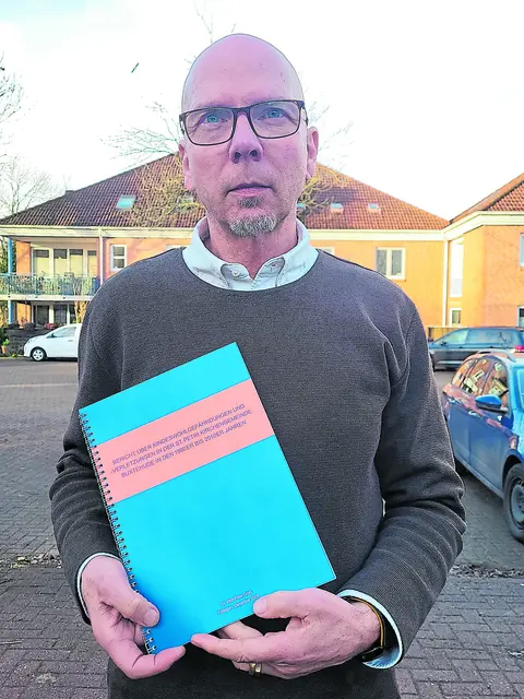 Dr. Wolf-Peter Groß mit seinem Bericht, der bei der St.-Petri-Gemeinde einzusehen ist und auch online zur Verfügung steht | Foto: wd
