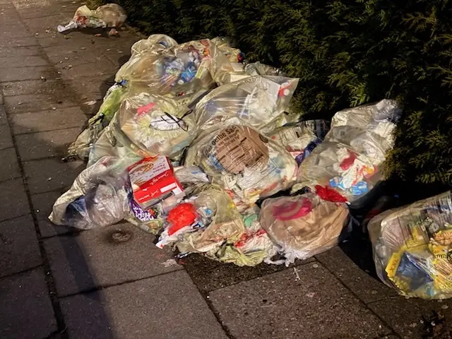 Nicht abgeholt und zerfleddert: Gelbe Säcke in Winsen | Foto: Marco Ewald