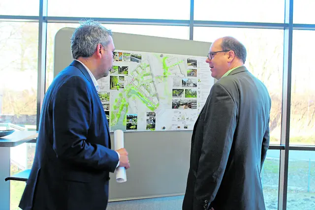 Friedrich Witt (li.) zeigt Minister Christian Meyer Pläne des Gummischmidt-Areals | Foto: sb