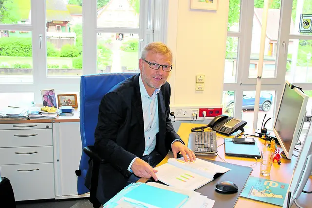 Samtgemeinde-Bürgermeister Olaf Muus hat auch in diesem Jahr wieder viel Arbeit auf dem Schreibtisch | Foto: ce