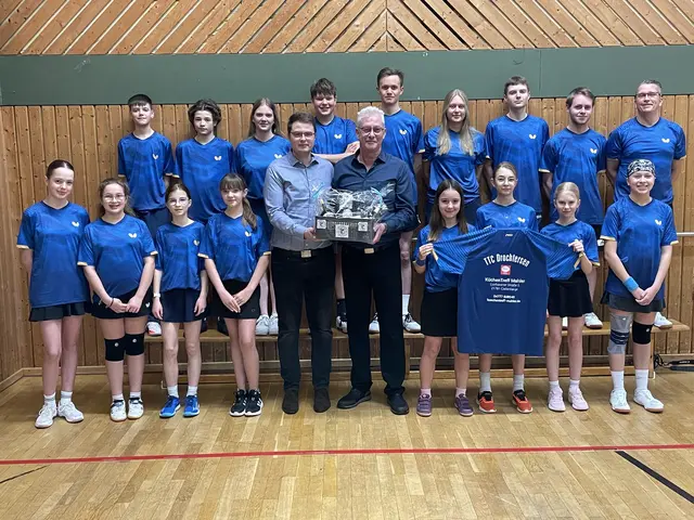 Sponsor Norbert Mahler rechts und Marcel Mahler links
und die Kinder- und Jugendspieler mit Betreuer vom TTC
 | Foto: TTC Drochtersen
