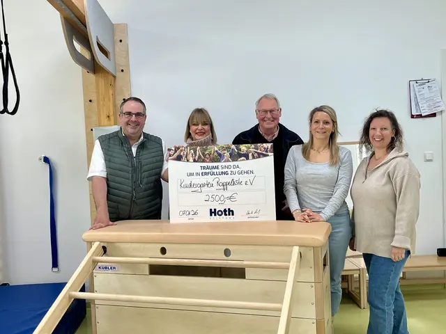 Spendenübergabe (v.li. nach re.): Jan Bauer, Nicole Meyer, Dieter Hoth (Hoth-Stiftung), Fabienne Friebe und Jasmin König | Foto: Kindergarten Rappelkiste e.V.