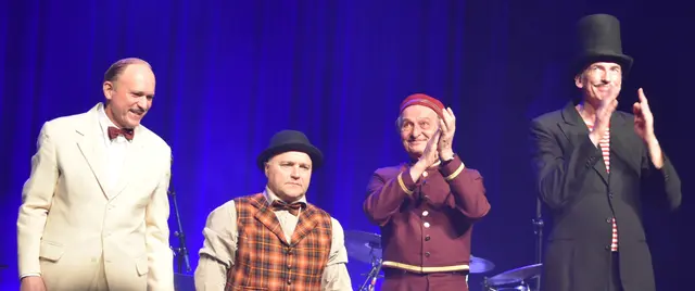 Die Band besteht aus Ulrich Tukur (Gesang, Klavier, Akkordeon),  Kalle Mews (Schlagzeug, Gesang, Geräusche, )Hardy Kayser (Gitarre, Mandoline, Gesang) und Günter Märtens (Kontrabass, Gesang, Tanz) | Foto: Axel-Holger Haase