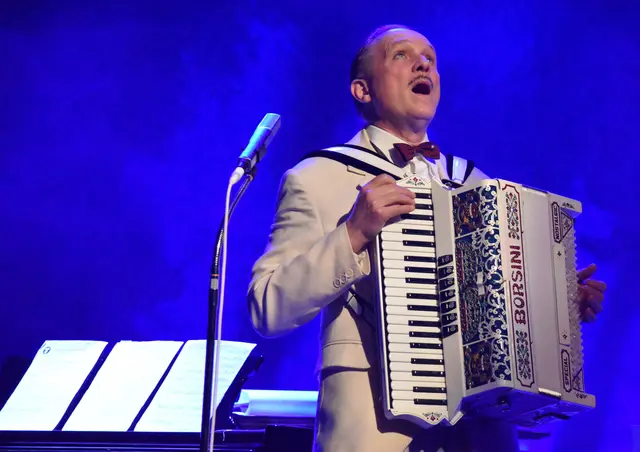 Ulrich Tukur am Akkordeon | Foto: Axel-Holger Haase