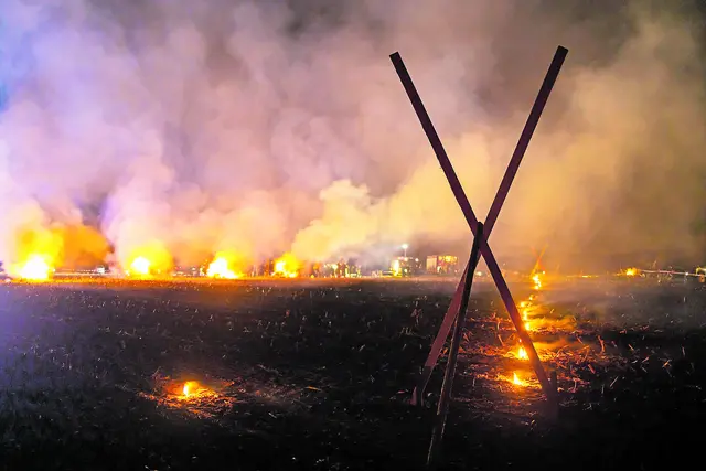 Schon 2022 brannten im Landkreis Harburg Mahnfeuer gegen den Neubau einer Bahntrasse | Foto: Archiv/Jan Schuetze