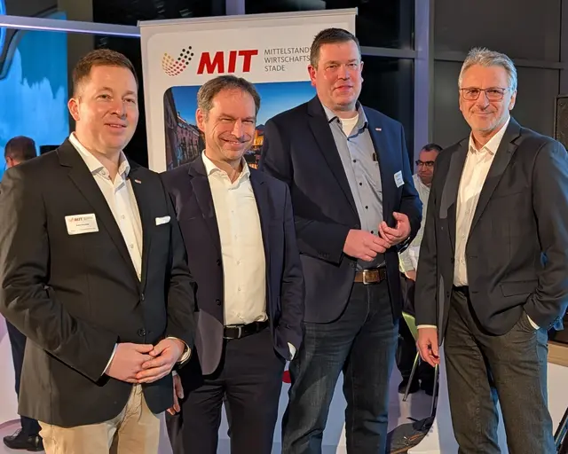 André Schrader (MIT Harburg-Land), INSM-Chef Thorsten Alsleben, Marcus Schulz (1. Vorsitzender MIT Stade) und Dieter Schnittjer (VDBUM)  | Foto: Tobias Benecke