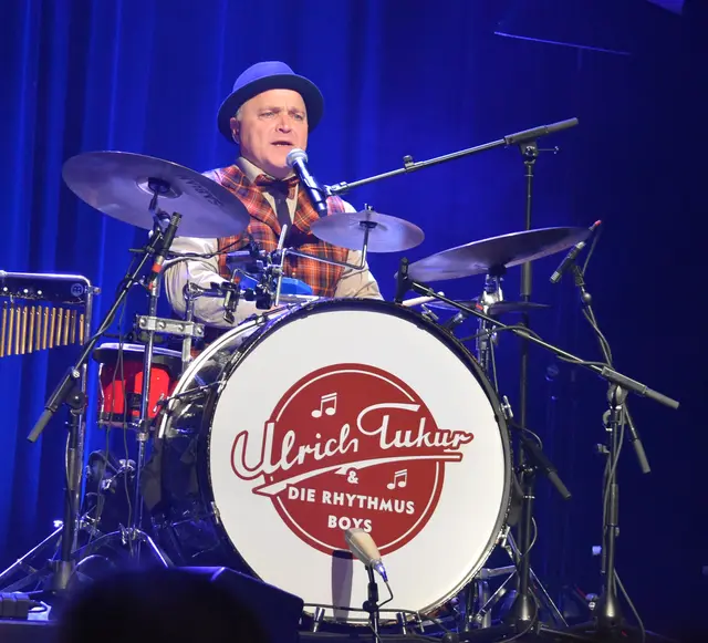 Kalle Mews am Schlagzeug brachte humoristische Einlagen | Foto: Axel-Holger Haase