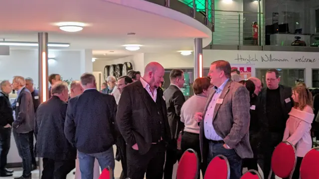 Gelegenheit zum Austausch: Einlass war eine Stunde vor Veranstaltungsbeginn | Foto: Tobias Benecke
