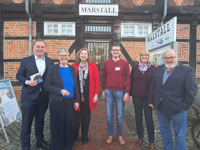 Beim Neujahrsempfang des Heimat- und Museumsvereins: Bürgermeister André Wiese, Geschäftsführerin Giesela Wiese, Museumsleiterin Ilona Johannsen sowie Eike Harden, Angelika M. Sievers und Professor Dr. Rolf Wiese vom Museumsverein. | Foto: Anika Werner