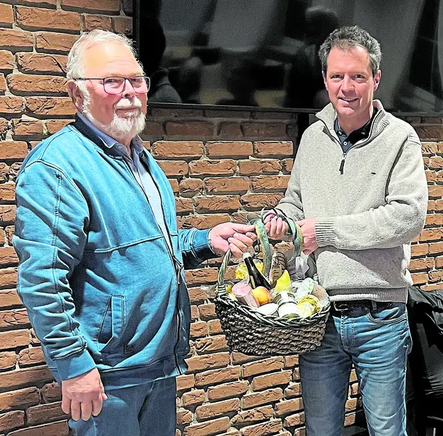 Vorsitzender Reiner Stamm (re.) überreicht Hans Leopold einen Geschenkkorb als Dank für seine Tätigkeit | Foto: Imkerverein Buchholz