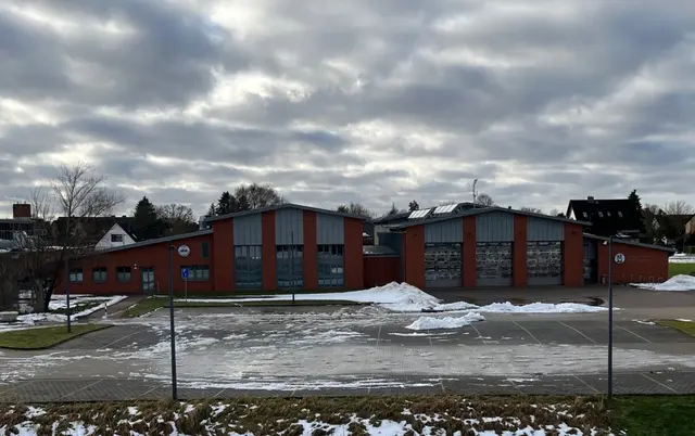 Das Sporthaus (links) und das Feuerwehrhaus (rechts) bilden architektonisch ein Ensemble | Foto: sra