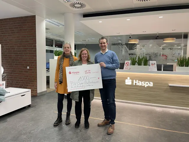 Karin Deutschkämer (v. li.), Abteilungsleiterin Tennis beim TSV Over/Bullenhausen, Schriftwartin Sandra Wagener und stellvertretender Filialleiter der Meckelfelder Haspa-Filiale Robert Timmann | Foto: Timmann