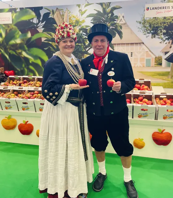 Die Blütenkönigin des Alten Landes Ella Weilert und Timo Gerke, Bürgermeister der Samtgemeinde Lühe | Foto: Samtgemeinde Lühe