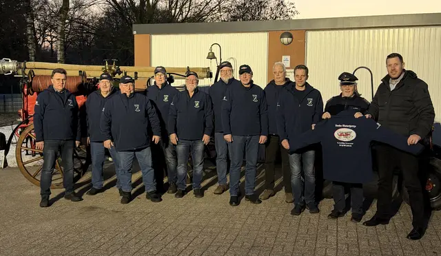 Vor der historischen Koebe-Motorspritze der Ortsfeuerwehr Schwinge: Die Altersabteilung präsentiert die neu beschafften Jacken. Ganz rechts im Bild übergibt Martin Kück, Geschäftsstellenleiter der Volksbank-Geschäftsstelle Fredenbeck, symbolisch die Spende an den Förderverein | Foto: Klempahn