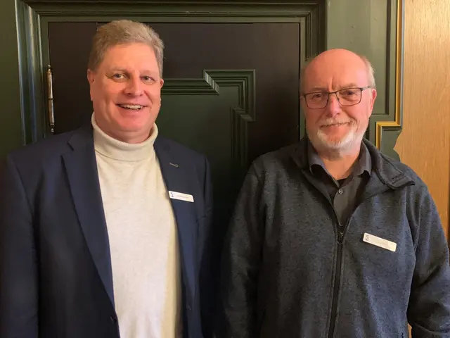 Stadtrat Carsten Brokelmann (links) gratuliert Reiner Jacob zu seinem Dienstjubiläum | Foto: Hansestadt Stade