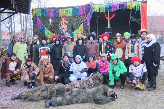Beim Faslam in Ashausen trifft man auf skurrile Typen | Foto: Niels Porath