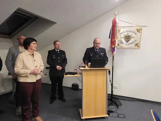 Bürgermeisterin Katja Oldenburg Schmidt, dahinter der Erste Stadtrat Ralf Dessel, Ortsbrandmeister Sebastian Hinsen und der Kreisbrandmeister Henning Klensang am Rednerpult