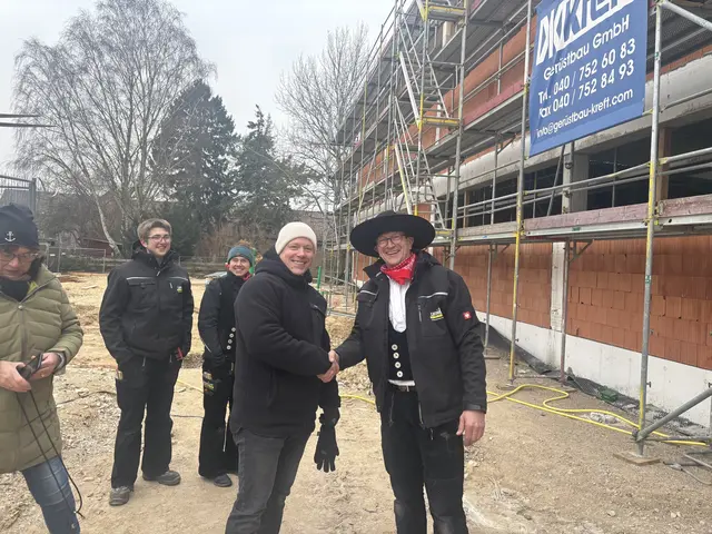 Kristof Burmeister (links) bedankt sich bei Zimmermann Christian Tomforde für den Richtspruch.
