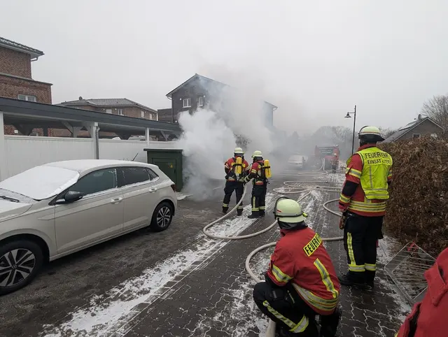 Einsatzkräfte der Feuerwehr unter Atemschutz beim Ablöschen der Trafostation | Foto: Pressestelle Feuerwehr Samtgemeinde Hanstedt