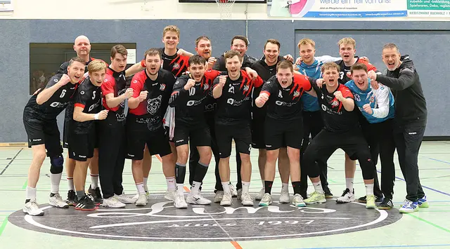 Das jubelnde Luchse-Team nach dem 33:27-Sieg in heimischer Nordheidehalle | Foto: cc