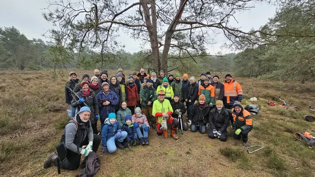 Große und kleine Helfer entkusselten eine große Fläche bei Ottermoor | Foto: Bernd Schütz (AKN Tostedt)