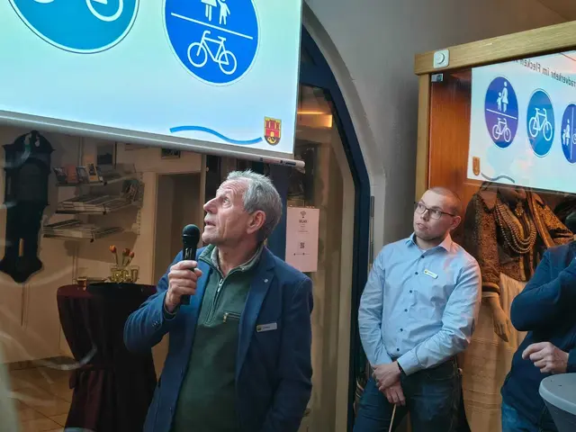 Roger Courtault (li.) und Tjorven Fannasch gaben Einblicke in den Horneburger Straßenverkehr | Foto: sb