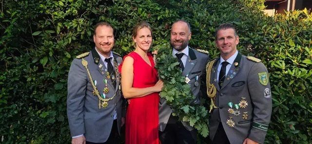 König Timo Röntsch mit seiner Königin Christina und seinen Adjutanten Sebastian Winter (li.) und Jörg Hartmann (re.)  | Foto: SV Hittfeld