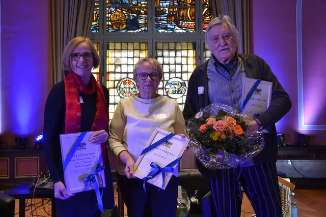 Vorstandsvorsitzende des Stader Kammerorchesters Ulrike Ganzemüller, Vorsitzende des DRK Wiepenkathen-Haddorf Gerda Grade und Michael Bayer (v.li.) wurden für ihr Ehrenamt ausgezeichnet  | Foto: sc