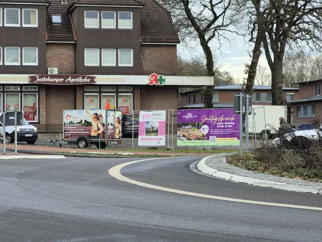 Bisher wird auf Bauzäunen und Anhängern am Kreisverkehr geworben: Der Anblick erfreut nicht alle Jesteburger | Foto: pöp