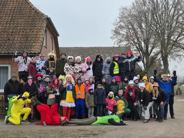 Die Evendorfer Faslamsbrüder und -schwestern schnorrten sich in ihren farbenfrohen Verkleidungen durch den Ort | Foto: Astrid Sitarz