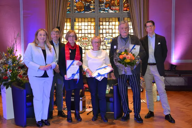 Stellvertretende Bürgermeisterin Melanie Reinecke, Laudator Jörg Moser-Kollenda, Vorstand des Stader Kammerorchesters Ulrike Ganzemüller, Vorsitzende des DRK Wiepenkathen-Haddorf Gerda Grade, Michael Bayer und Laudator Christoph Grüneberg (v.li.) | Foto: sc