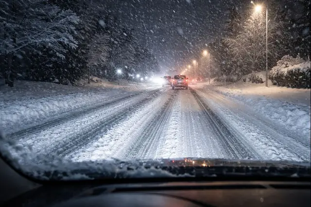 Verschneite Straße_Symbolbild | Foto: jvp_KIgeneriert