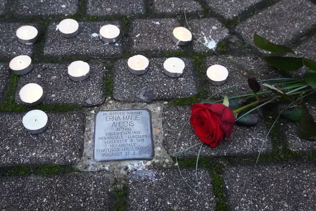 Der erste Stolperstein Seevetals vor dem Rathaus in Hittfeld in Gedenken an Erna Marie Ahrens | Foto: Gemeinde Seevetal