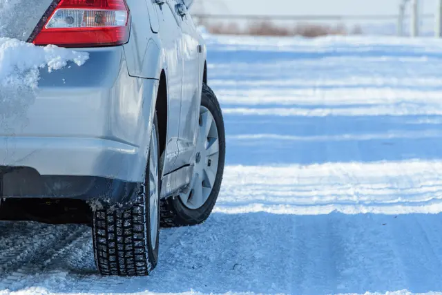 Die Polizei appelliert an Autofahrer, ihre Fahrweise an Wetter und Straßenverhältnisse anzupassen | Foto:  tkyszk/Adobe Stock