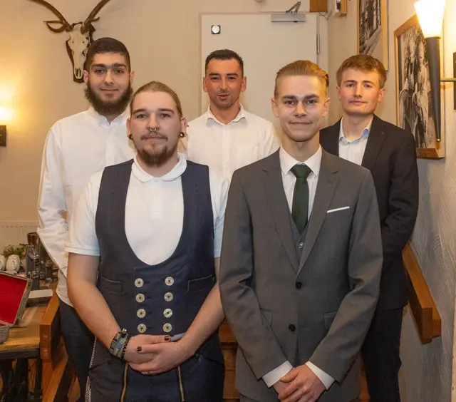 Erhielten ihre Gesellenbriefe als Metallbauer: Baran Atsak (v.l.), Noel Julien Behrendt, Marciej Król, Julian Ian Tolkemit und Lennard Mencke.  | Foto: ks