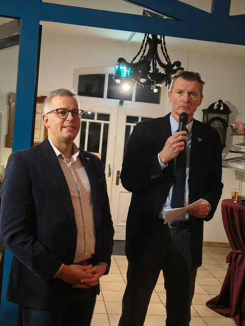 Bürgermeister Jörk Philippsen (re.) und Samtgemeinde-Bürgermeister Knut Willenbockel begrüßten die Gäste | Foto: sb