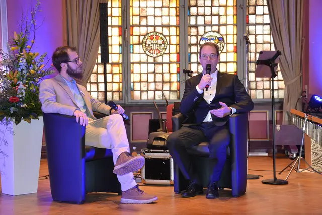 Geschäftsführer und künstlerischer Leiter des Stadeum in Stade, Tobias Paulsen (re.) im Interview mit dem Stader Pressesprecher Stephan Voigt  | Foto: sc