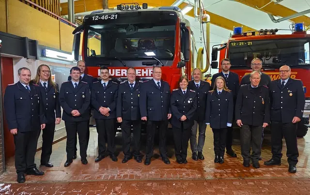 Von li. nach re. Ortsbrandmeister Mirko Maaß, Stellv. Ortsbrandmeister Volker Lorenzen, Tobias Renk, Sören Krones, Felix Koch, Michael von Aspern, Andreas Claus, Yvonne Matthies, Richard Heimbürger, Melissa Picker, Robert Richter, Werner Lorenzen, Gemeindebürgermeister Dirk Seidler, Gemeindebrandmeister Dirk Behmer | Foto: Ingar Braf